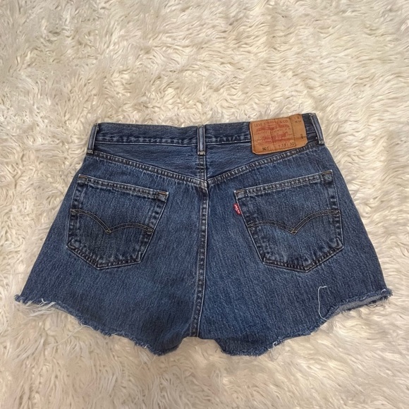 Levi’s 501 Women’s Red Tag Blue Denim Cut Off Shorts Size 30 - Picture 2 of 4